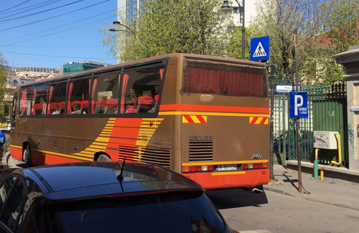 FOTO » Ce-a rămas din istoria ”bancarilor”?! Autocarul lui Gino Iorgulescu duce copiii la teatru :)