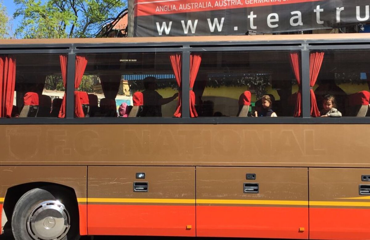 FOTO » Ce-a rămas din istoria ”bancarilor”?! Autocarul lui Gino Iorgulescu duce copiii la teatru :)
