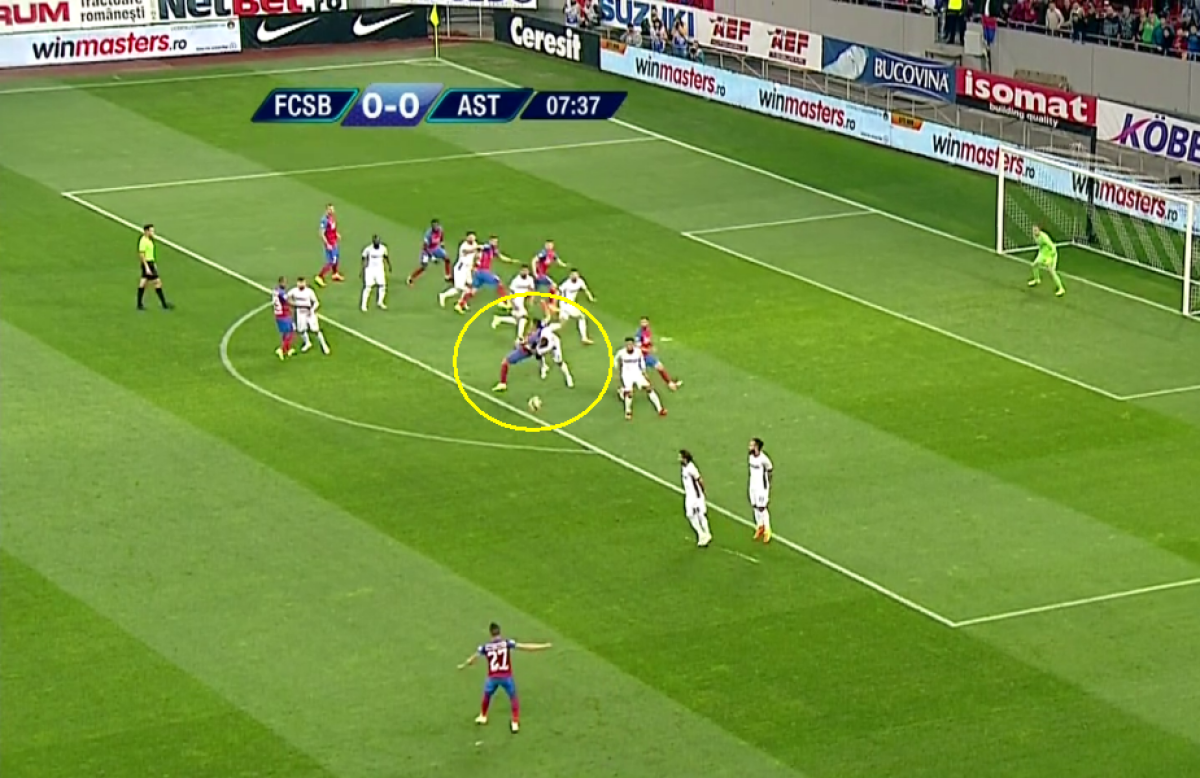 FOTO Ce-o fi fost în capul lui?! Penalty acordat la FCSB - Astra în urma unui procedeu văzut doar la lupte