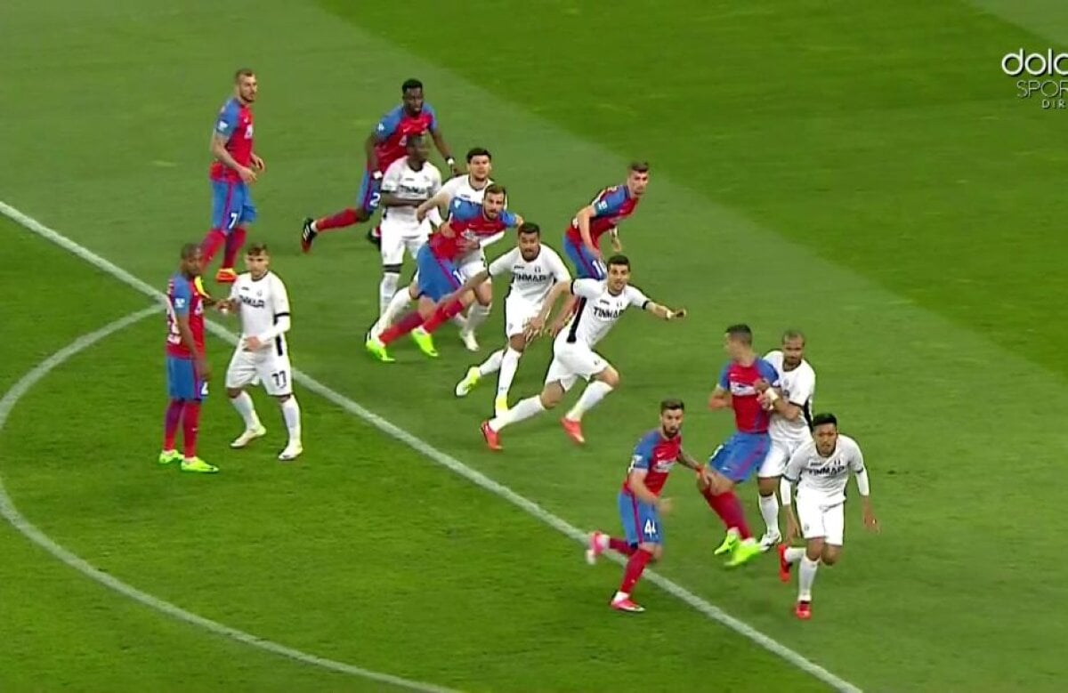 FOTO Ce-o fi fost în capul lui?! Penalty acordat la FCSB - Astra în urma unui procedeu văzut doar la lupte