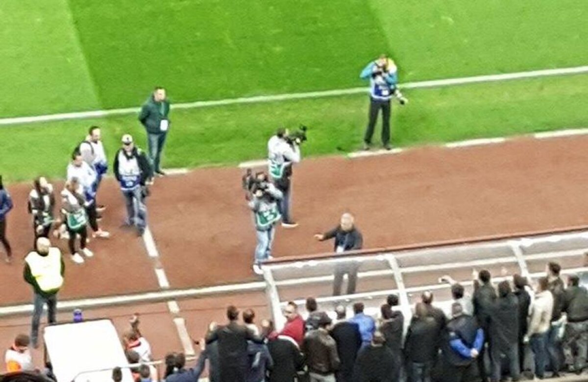 FOTO L-au luat în primire încă de la "cabine" »  Șumudică a avut viață grea cu suporterii FCSB-ului