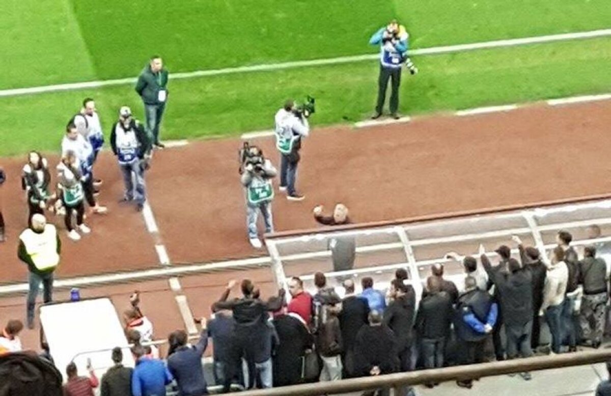 FOTO L-au luat în primire încă de la "cabine" »  Șumudică a avut viață grea cu suporterii FCSB-ului