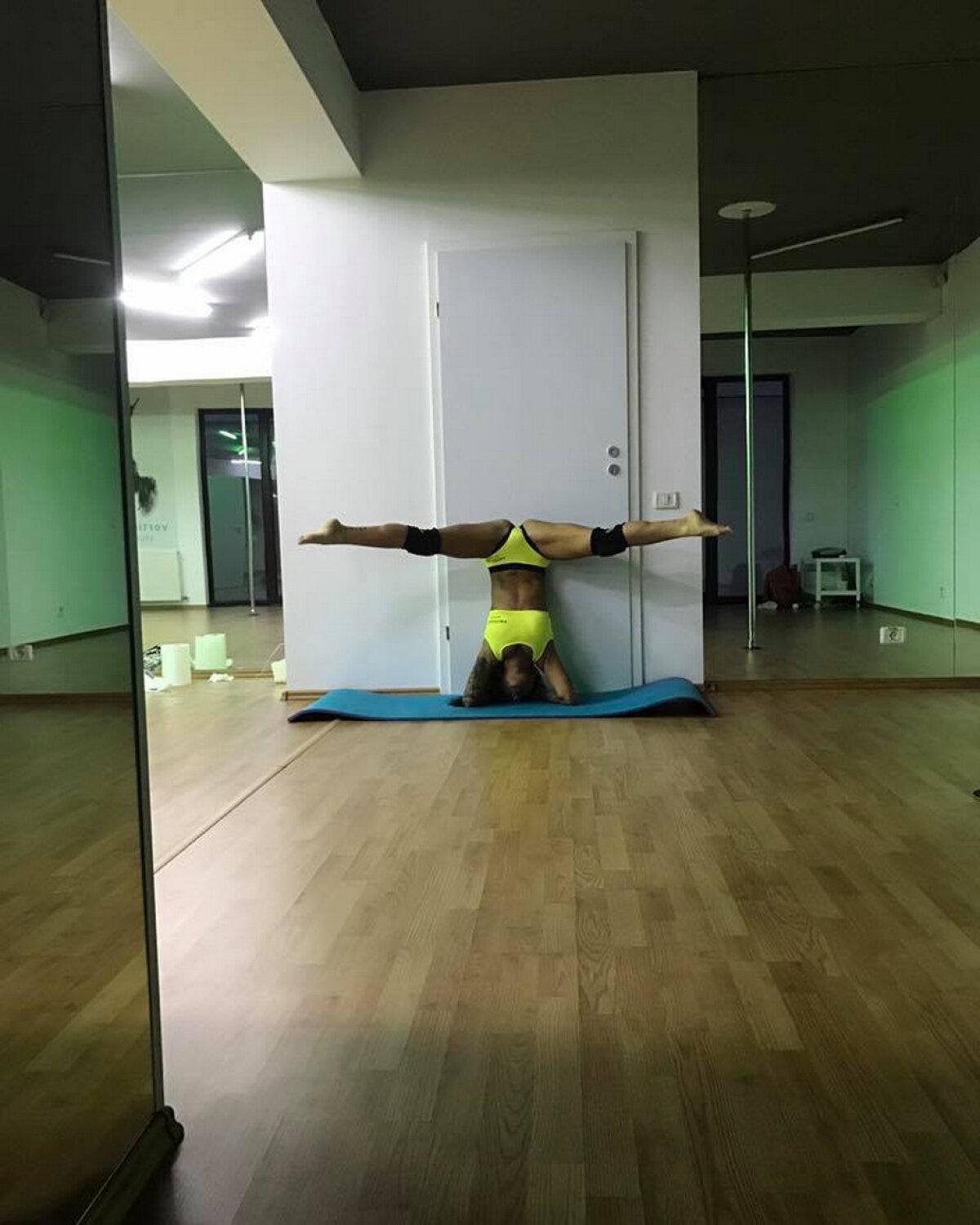 FOTO Roxana Vancea a devenit expertă în dansul la bară. Fosta asistentă arată senzațional