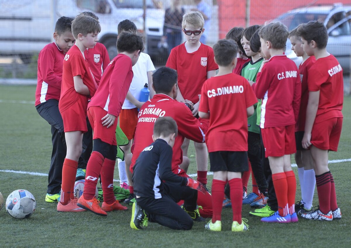 Galerie FOTO "Copiii" lui Badea » Gazeta a fost în vizită la grupele de juniori ale CS Dinamo: cine e ”Lăcătuș” din Groapă