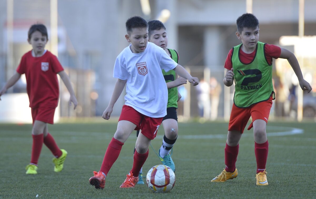 Galerie FOTO "Copiii" lui Badea » Gazeta a fost în vizită la grupele de juniori ale CS Dinamo: cine e ”Lăcătuș” din Groapă