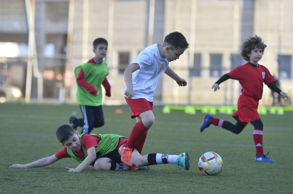 Galerie FOTO "Copiii" lui Badea » Gazeta a fost în vizită la grupele de juniori ale CS Dinamo: cine e ”Lăcătuș” din Groapă