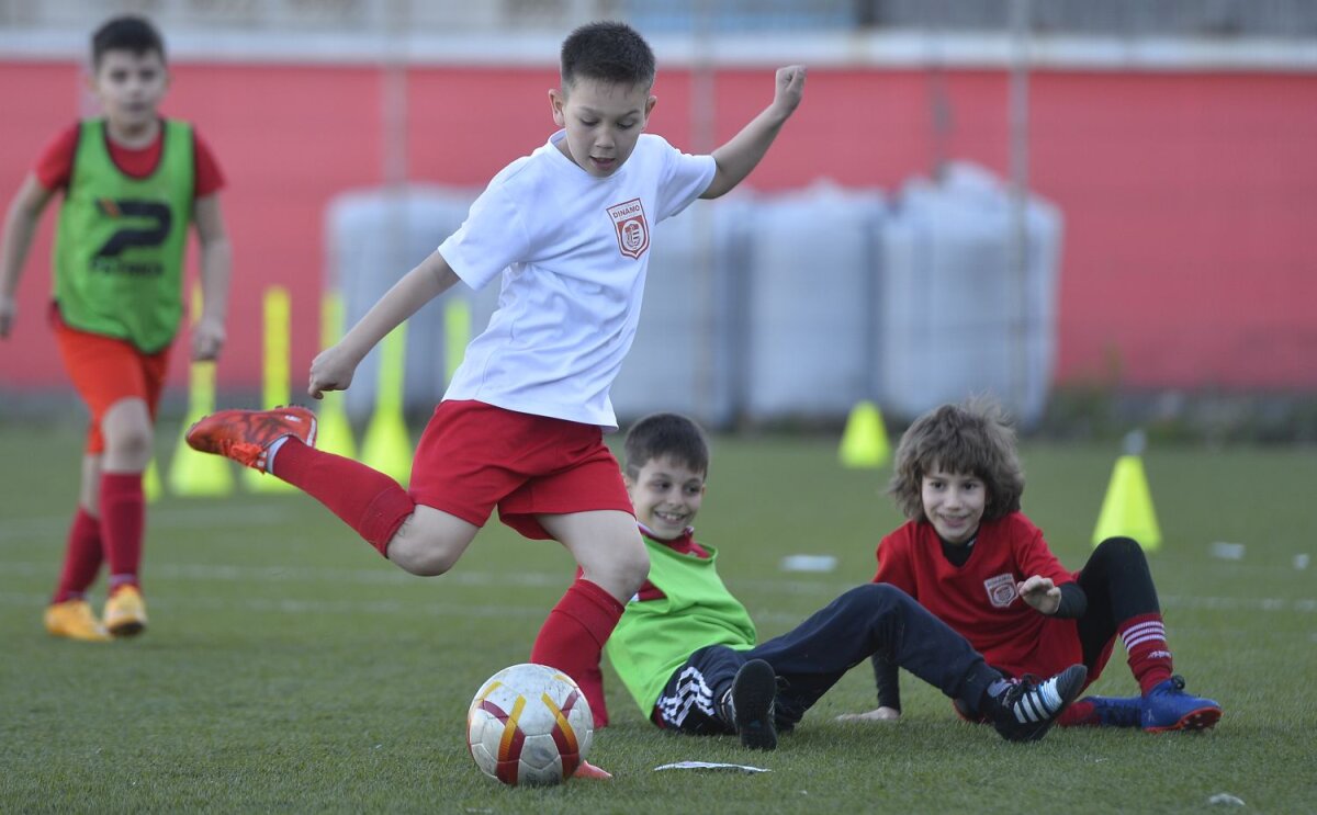 Galerie FOTO "Copiii" lui Badea » Gazeta a fost în vizită la grupele de juniori ale CS Dinamo: cine e ”Lăcătuș” din Groapă