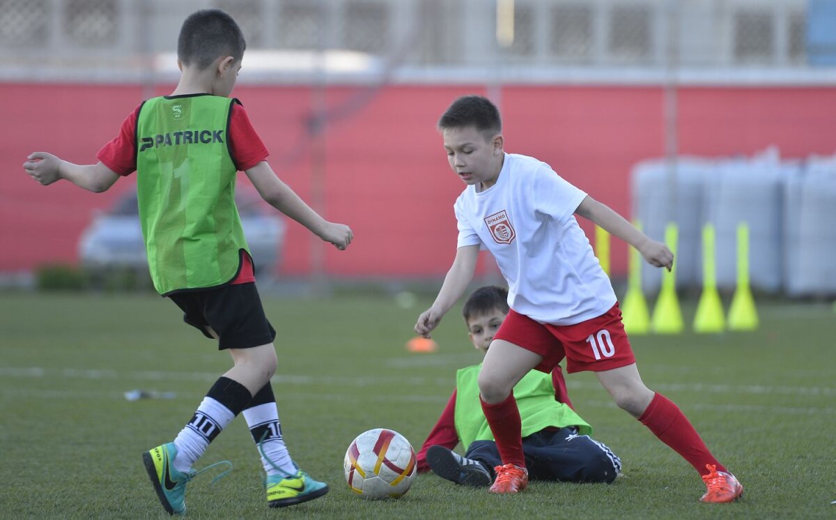 Galerie FOTO "Copiii" lui Badea » Gazeta a fost în vizită la grupele de juniori ale CS Dinamo: cine e ”Lăcătuș” din Groapă