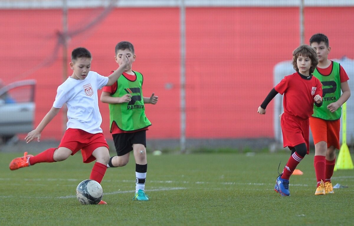 Galerie FOTO "Copiii" lui Badea » Gazeta a fost în vizită la grupele de juniori ale CS Dinamo: cine e ”Lăcătuș” din Groapă