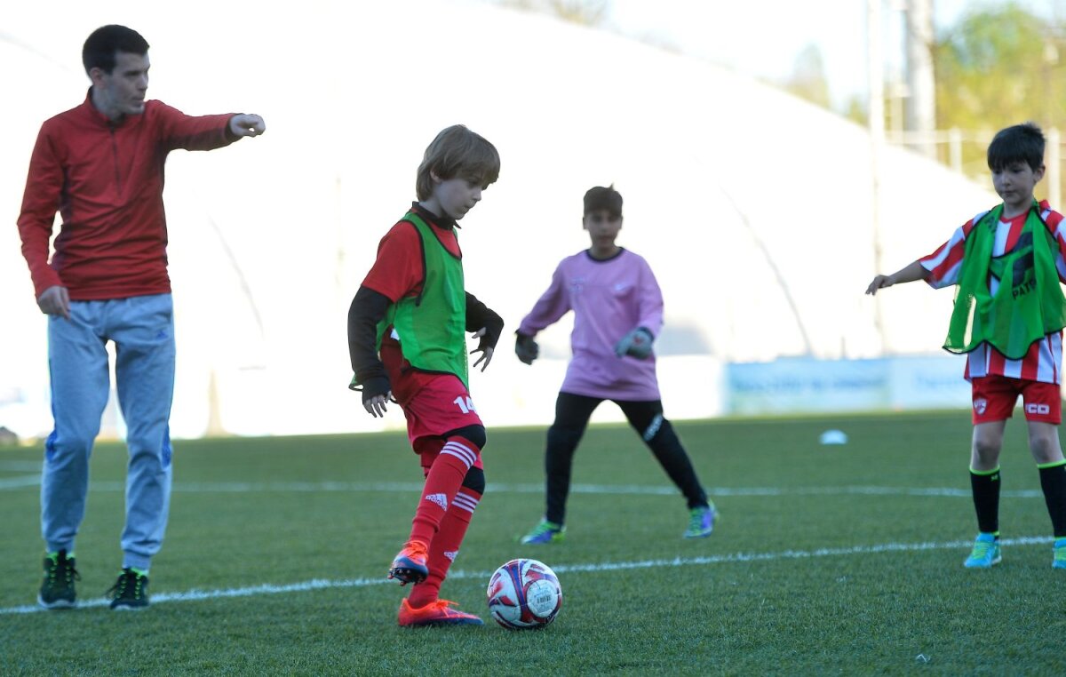 Galerie FOTO "Copiii" lui Badea » Gazeta a fost în vizită la grupele de juniori ale CS Dinamo: cine e ”Lăcătuș” din Groapă