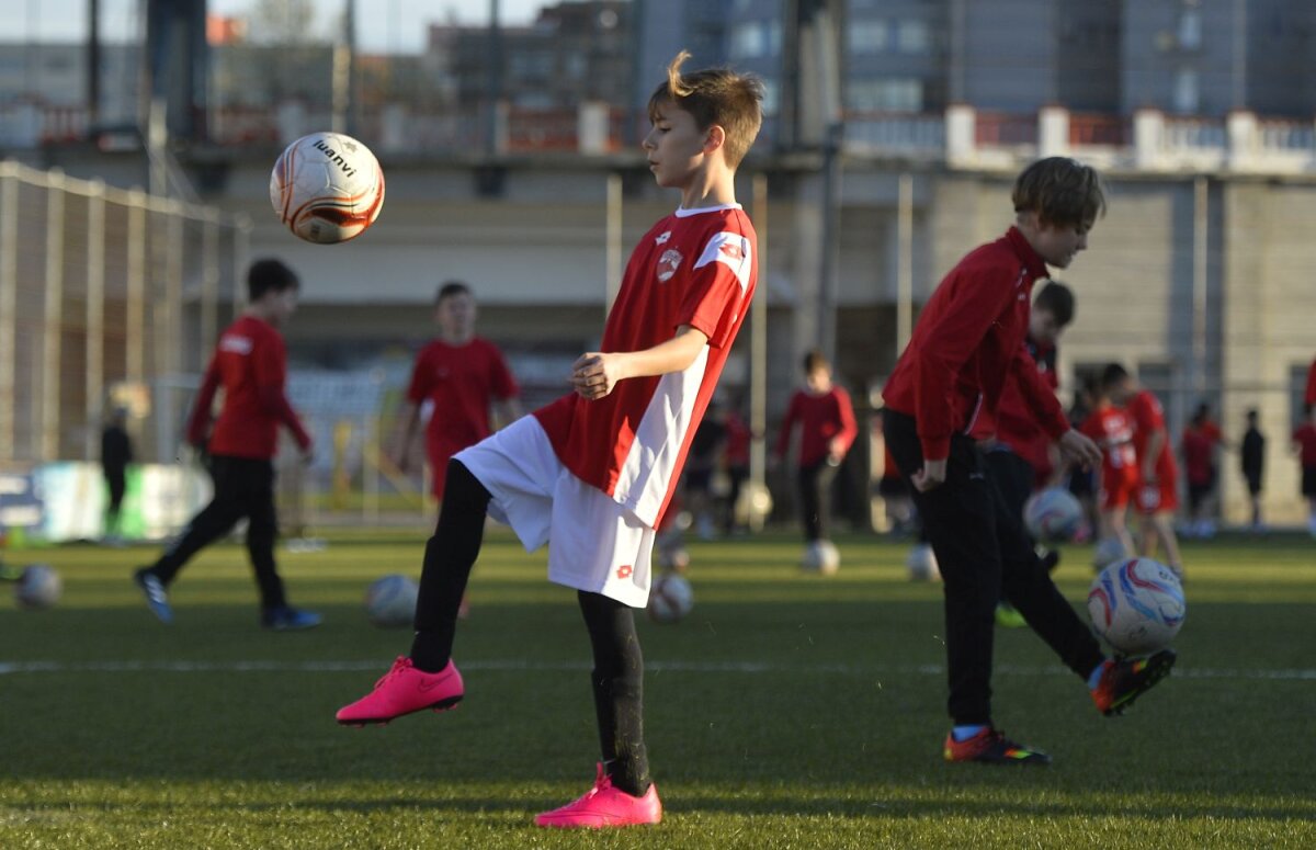 Galerie FOTO "Copiii" lui Badea » Gazeta a fost în vizită la grupele de juniori ale CS Dinamo: cine e ”Lăcătuș” din Groapă