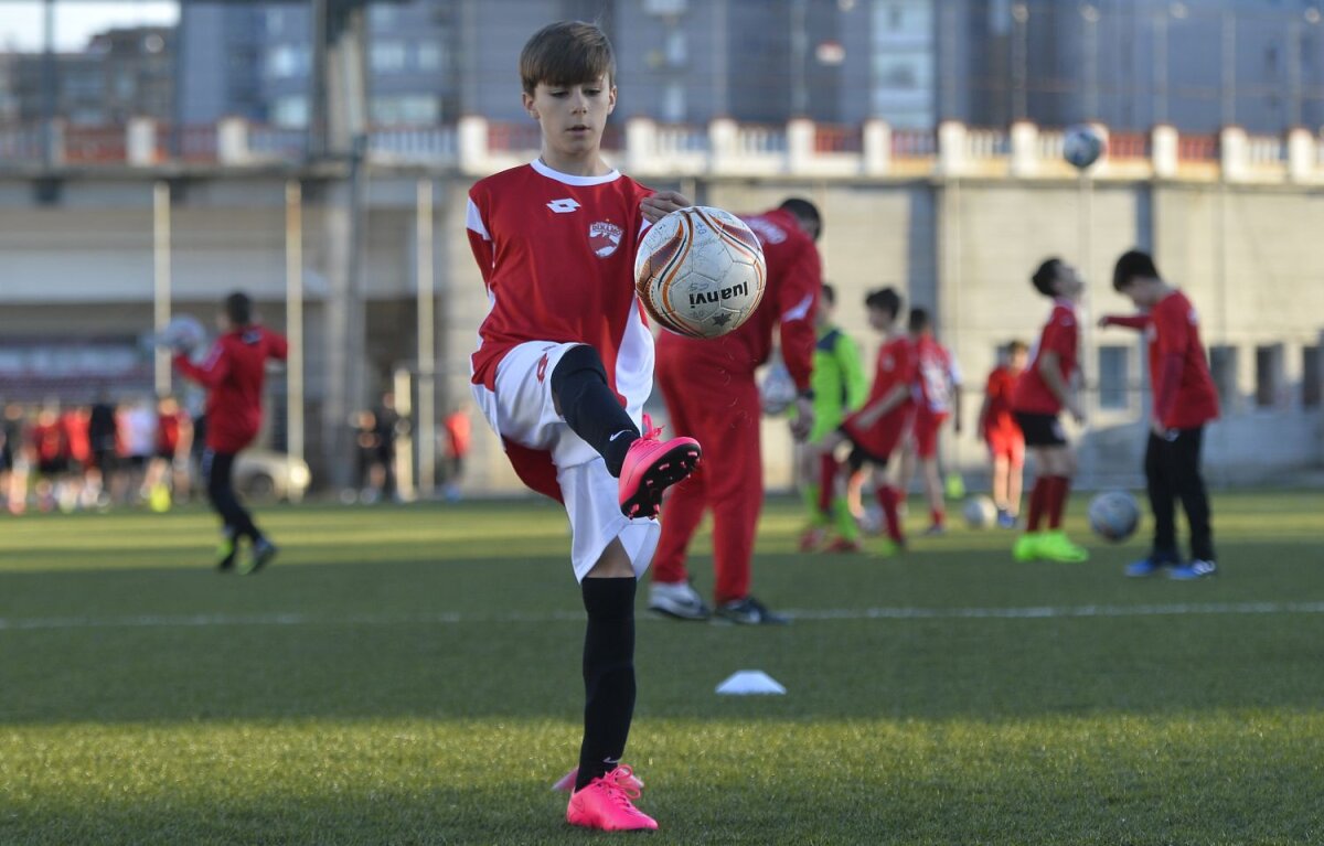 Galerie FOTO "Copiii" lui Badea » Gazeta a fost în vizită la grupele de juniori ale CS Dinamo: cine e ”Lăcătuș” din Groapă