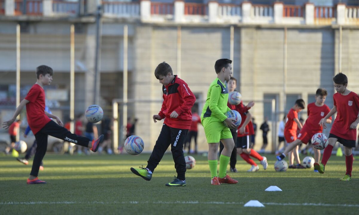 Galerie FOTO "Copiii" lui Badea » Gazeta a fost în vizită la grupele de juniori ale CS Dinamo: cine e ”Lăcătuș” din Groapă