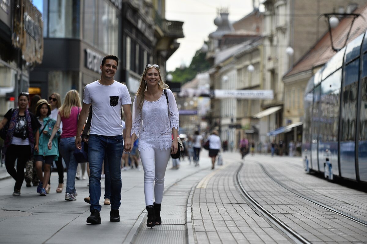 FOTO ”Haita” sexy » Iubitele și soțiile ”câinilor” impresionează alături de jumătățile lor: imagini incendiare