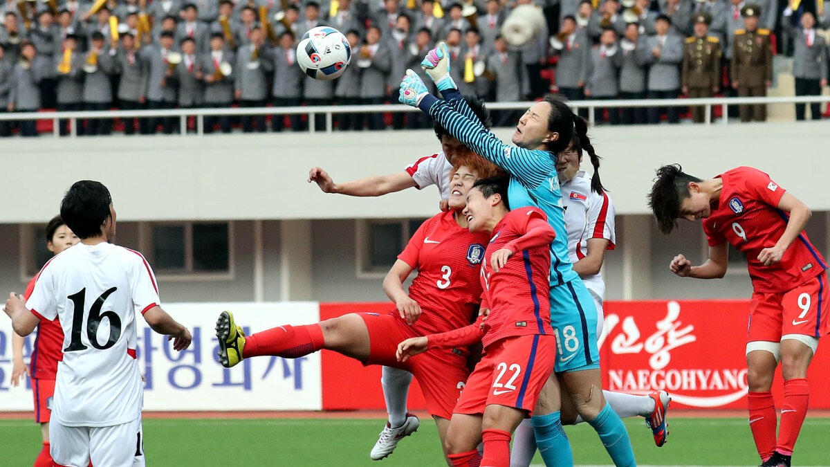 GALERIE FOTO Imaginile zilei: 40.000 de nord-coreeni stau smirnă la un meci de fotbal feminin! 9 poze șocante din lagărul comunist: ovații pentru iubitul conducător