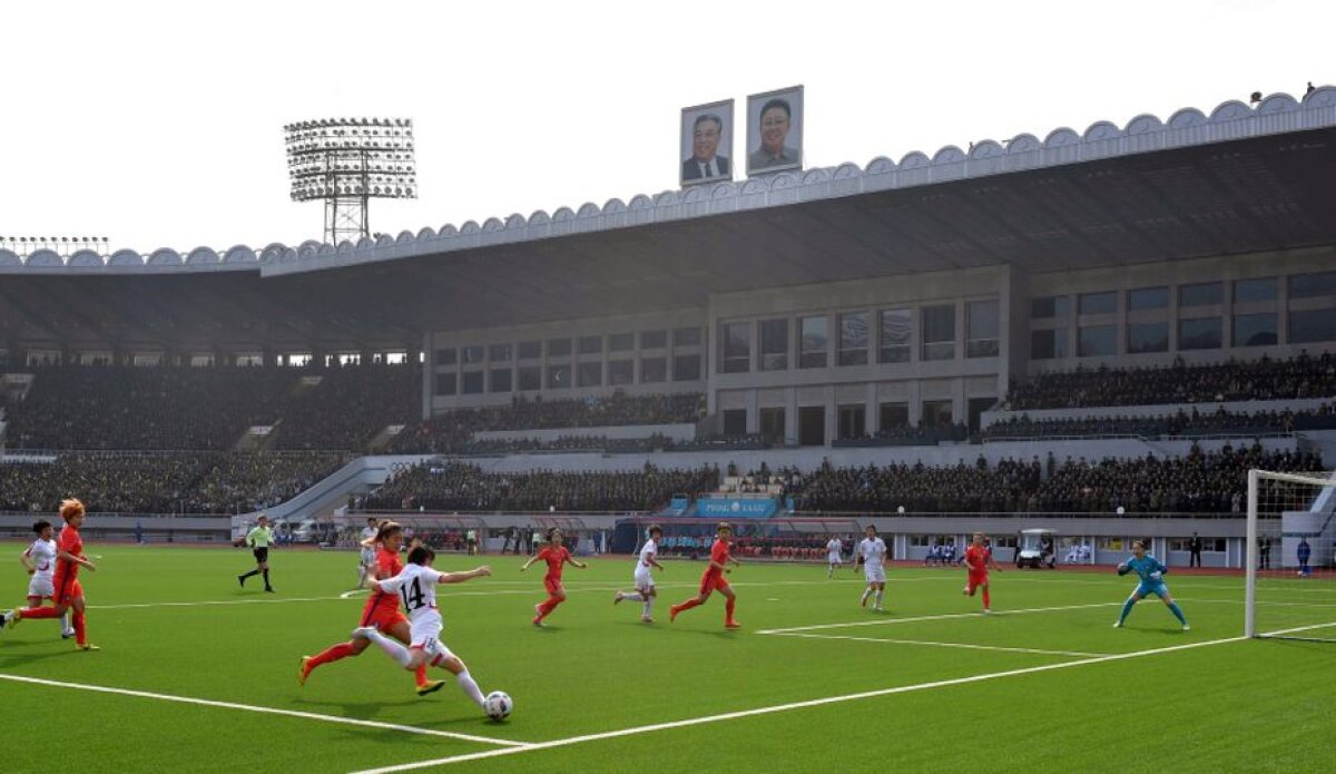 GALERIE FOTO Imaginile zilei: 40.000 de nord-coreeni stau smirnă la un meci de fotbal feminin! 9 poze șocante din lagărul comunist: ovații pentru iubitul conducător