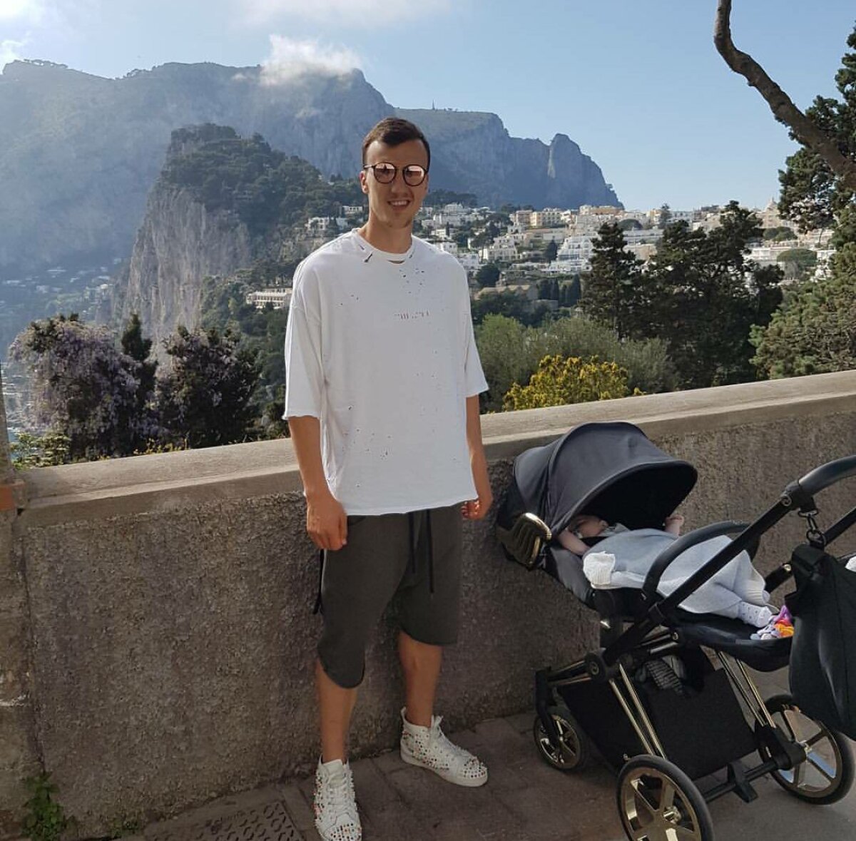 VIDEO + FOTO Zi relaxantă pentru Chiricheș în Capri, alături de familie » Imagini de senzație din insula italiană