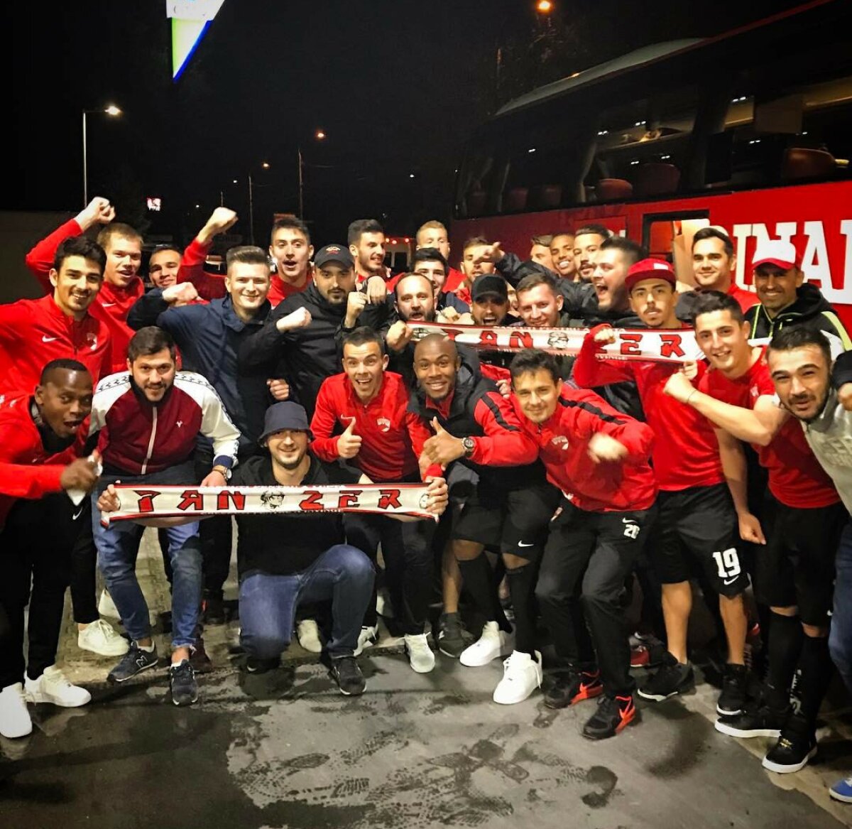 VIDEO+FOTO Cum au sărbătorit dinamoviștii victoria cu Astra, 2-1 » Imagini unice din vestiar, scandări în autocar și poze cu galeria