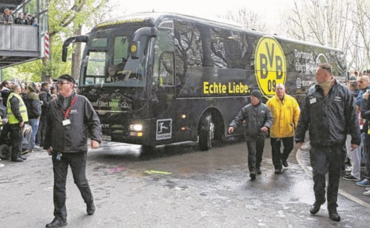 GALERIE FOTO Autocarul Borussiei Dortmund implicat într-o EXPLOZIE! Ultimele detalii: o scrisoare misterioasă + Bartra a fost operat