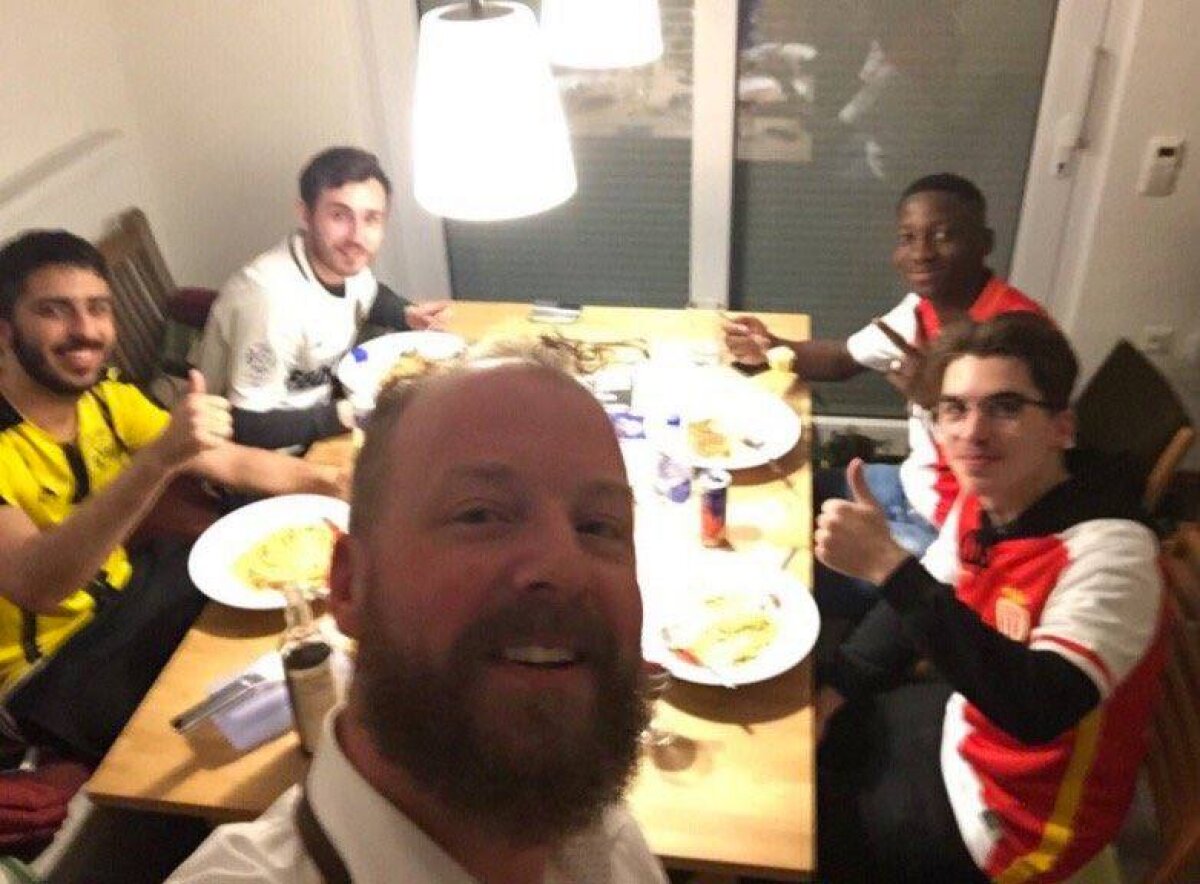 FOTO În sufragerie cu rivalii » Fanii lui Dortmund i-au luat acasă pe suporterii adversarei din Ligă, după incidentele de aseară