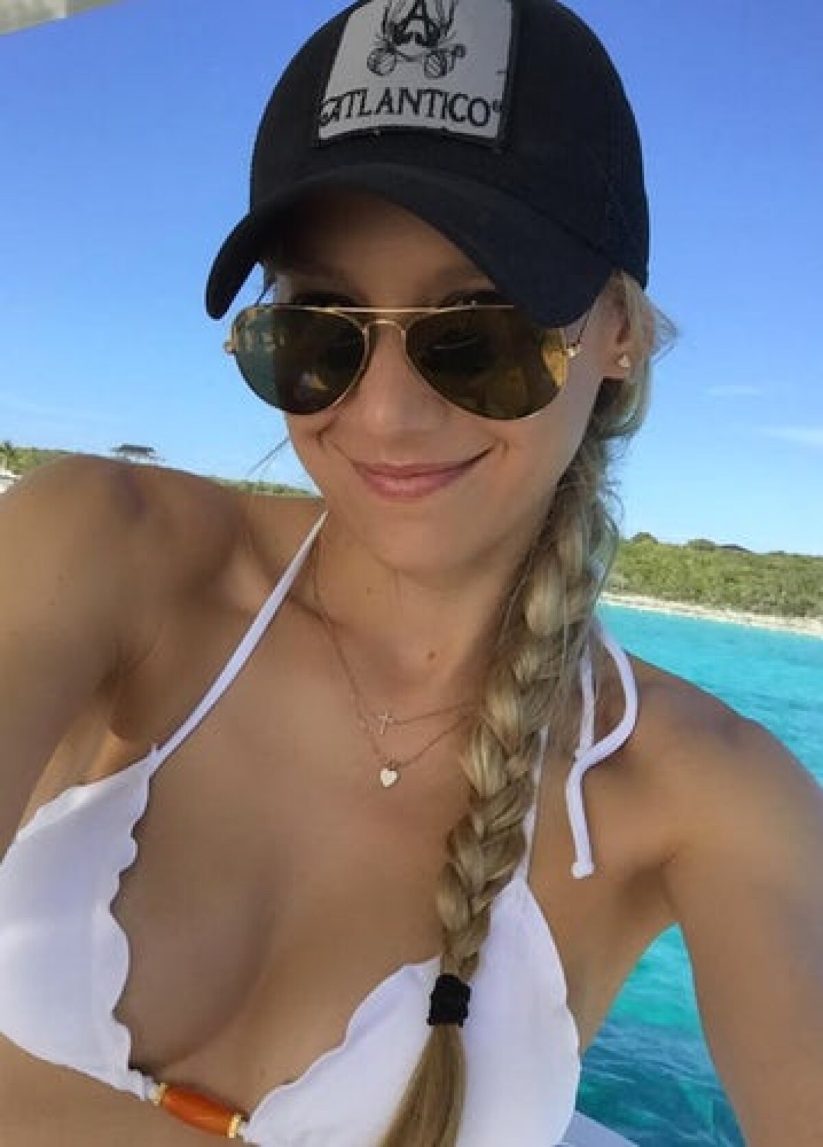 FOTO Încă arată bine! Anna Kournikova, imagini incendiare de la plajă