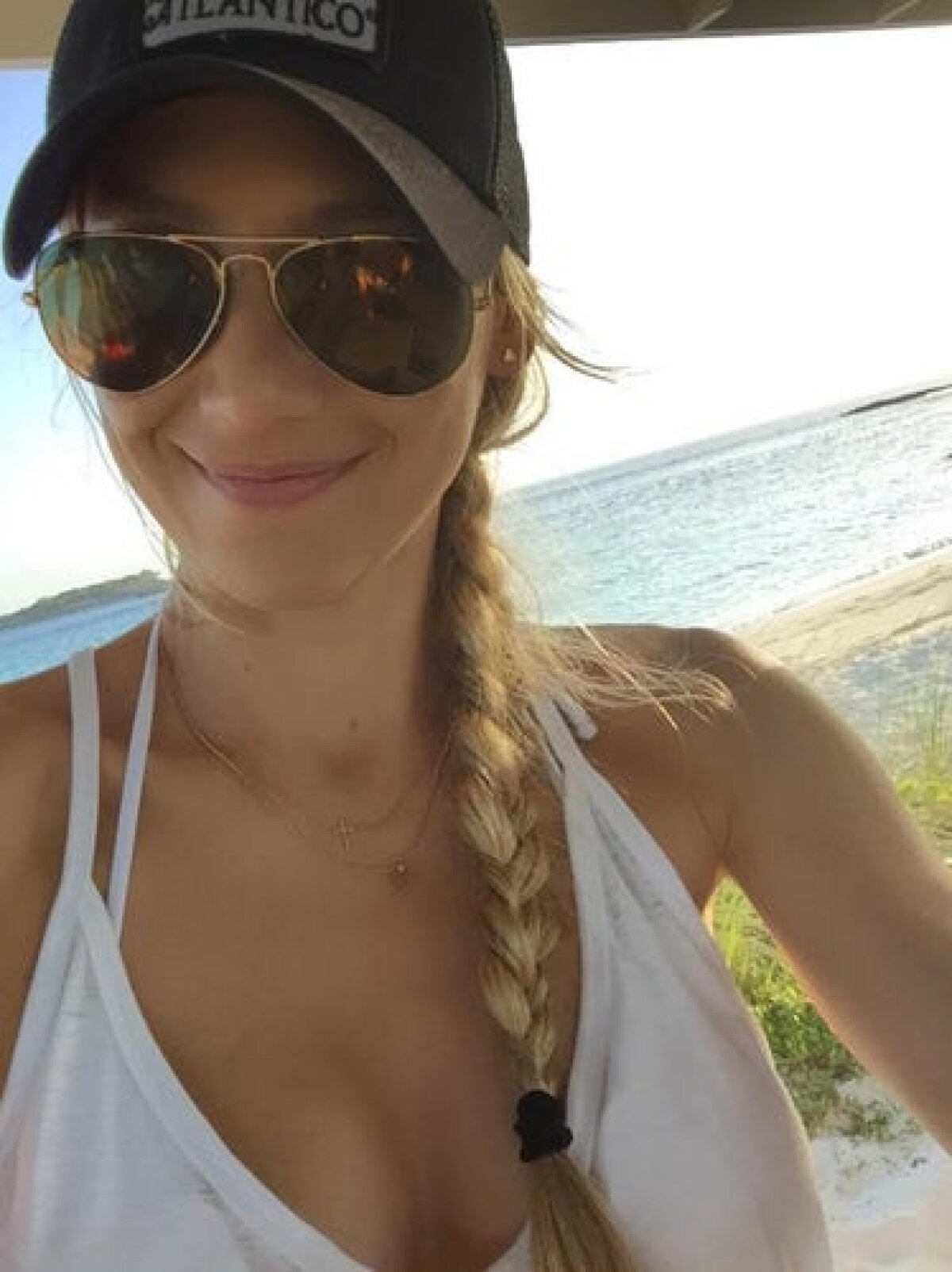 FOTO Încă arată bine! Anna Kournikova, imagini incendiare de la plajă