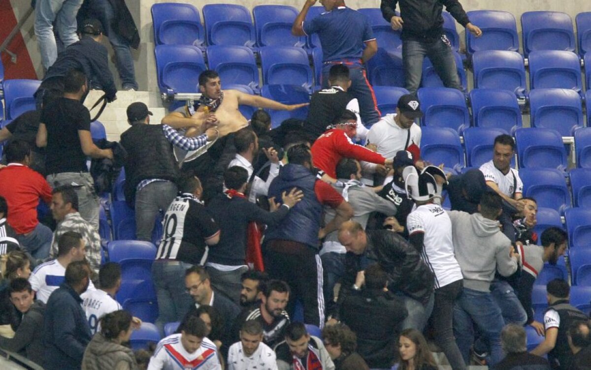 Galerie FOTO » Momente incredibile la Lyon! Suporterii au intrat pe teren și au amânat startul meciului cu Beșiktaș