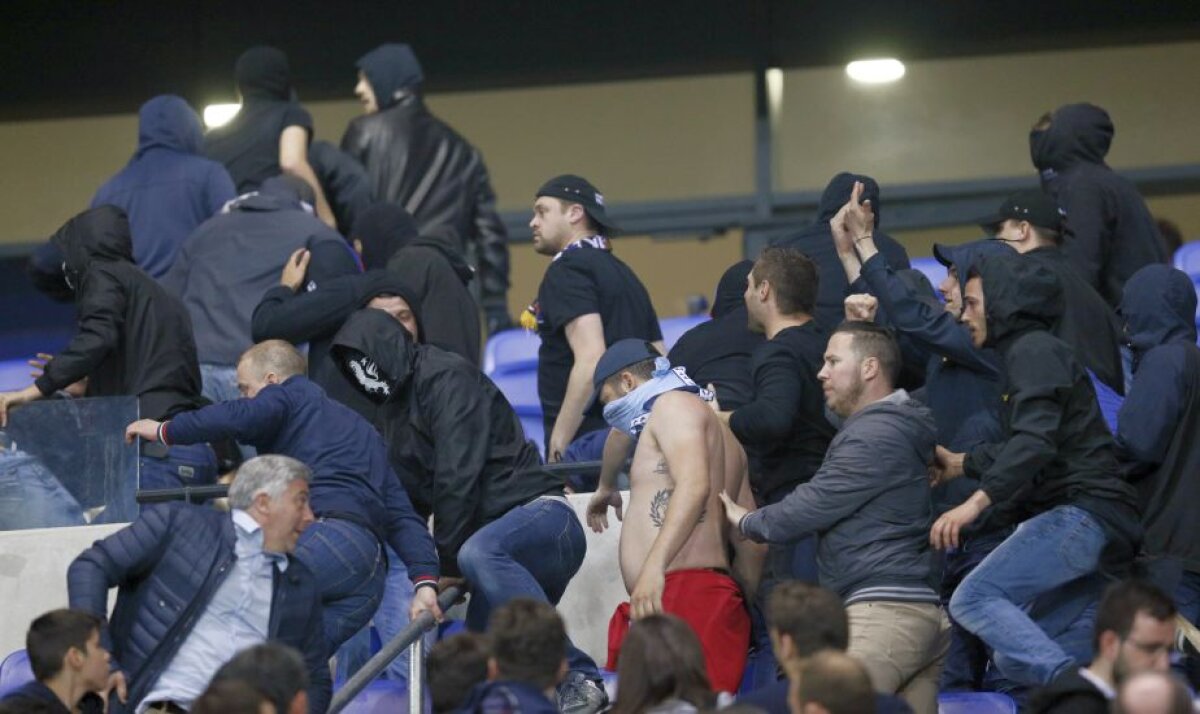 Galerie FOTO » Momente incredibile la Lyon! Suporterii au intrat pe teren și au amânat startul meciului cu Beșiktaș