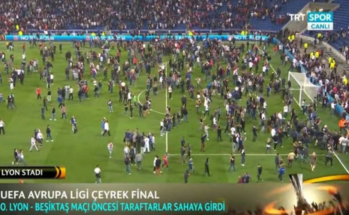 Galerie FOTO » Momente incredibile la Lyon! Suporterii au intrat pe teren și au amânat startul meciului cu Beșiktaș