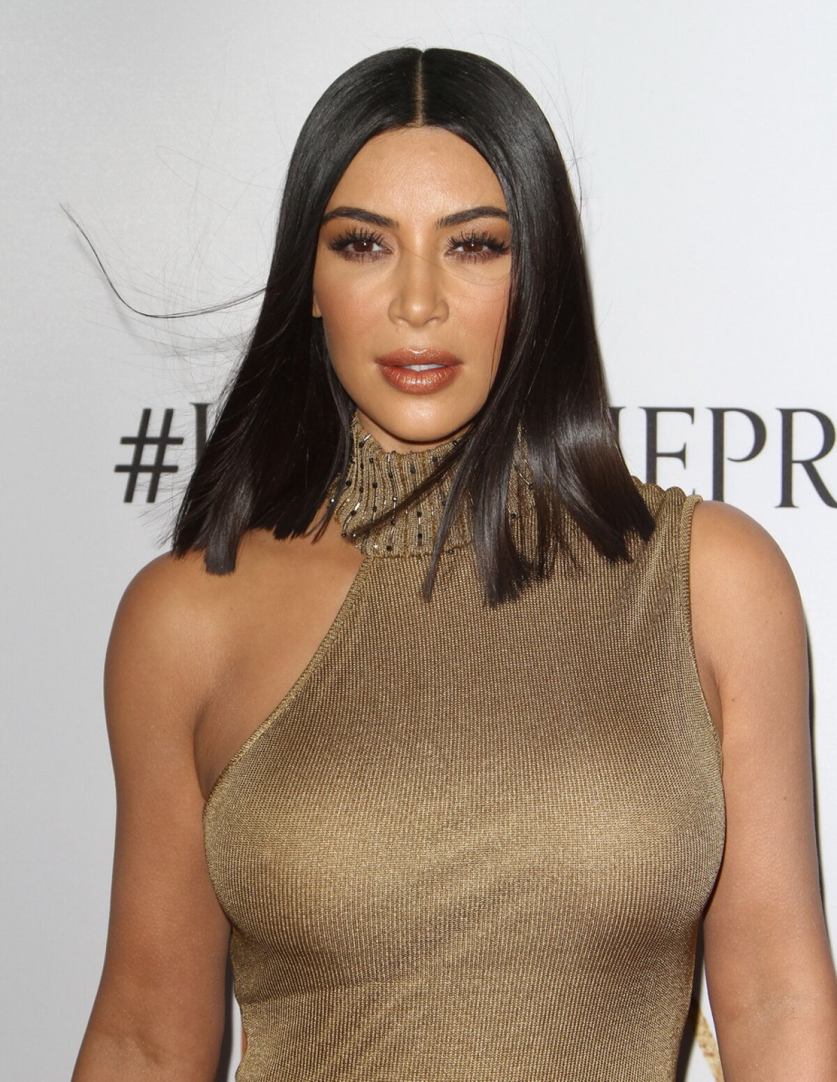 GALERIE FOTO A înnebunit audienţa: Kim a apărut în cea mai sexy rochie la premiera unui film!