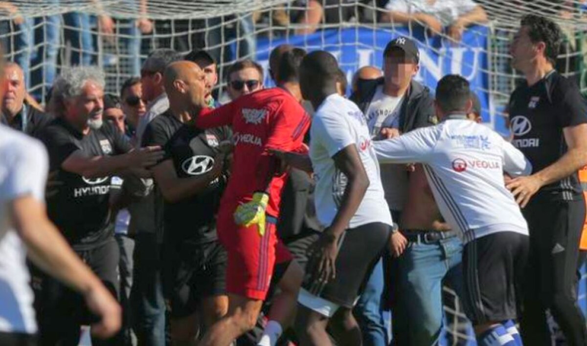 UPDATE // VIDEO Jucătorii lui Lyon au fost luați la bătaie! Meciul nu s-a mai jucat în repriza a doua
