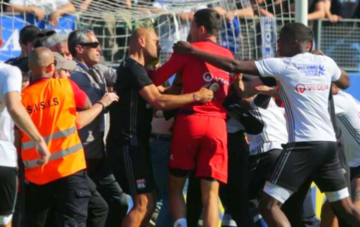 UPDATE // VIDEO Jucătorii lui Lyon au fost luați la bătaie! Meciul nu s-a mai jucat în repriza a doua