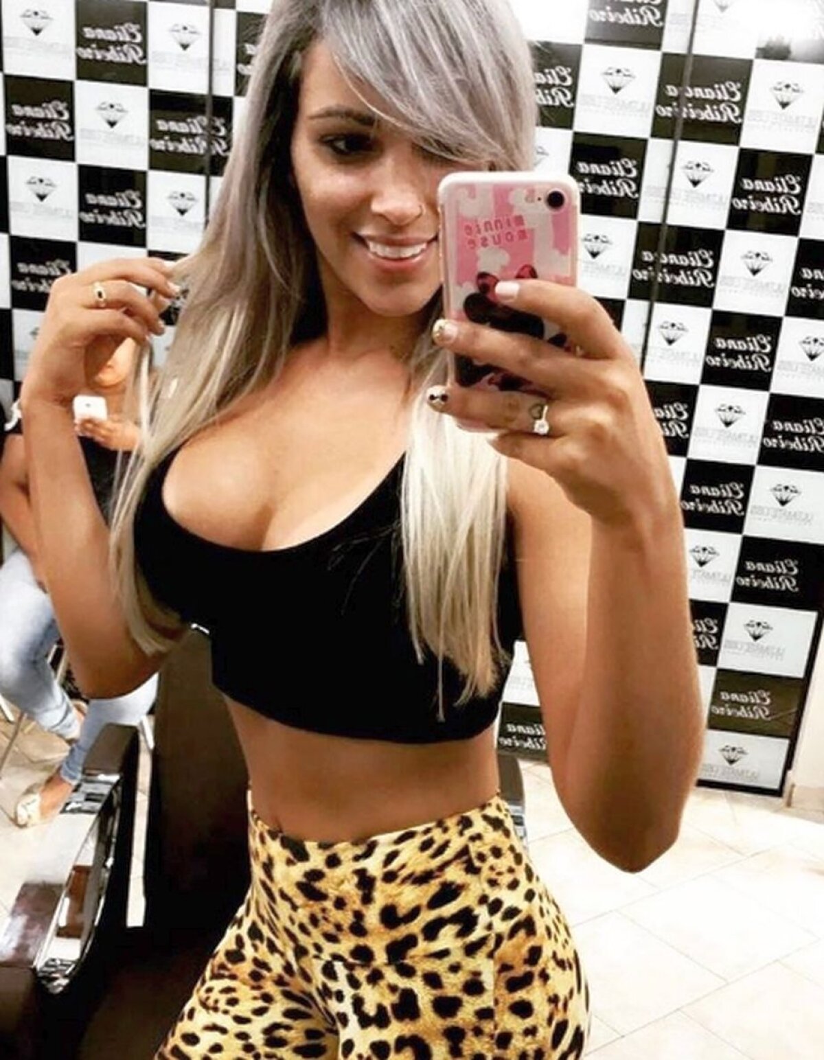 GALERIE FOTO Arbitra SEXY a înnebunit toți jucătorii! » Idee pentru LPF: cum să readuci lumea pe stadioane :D