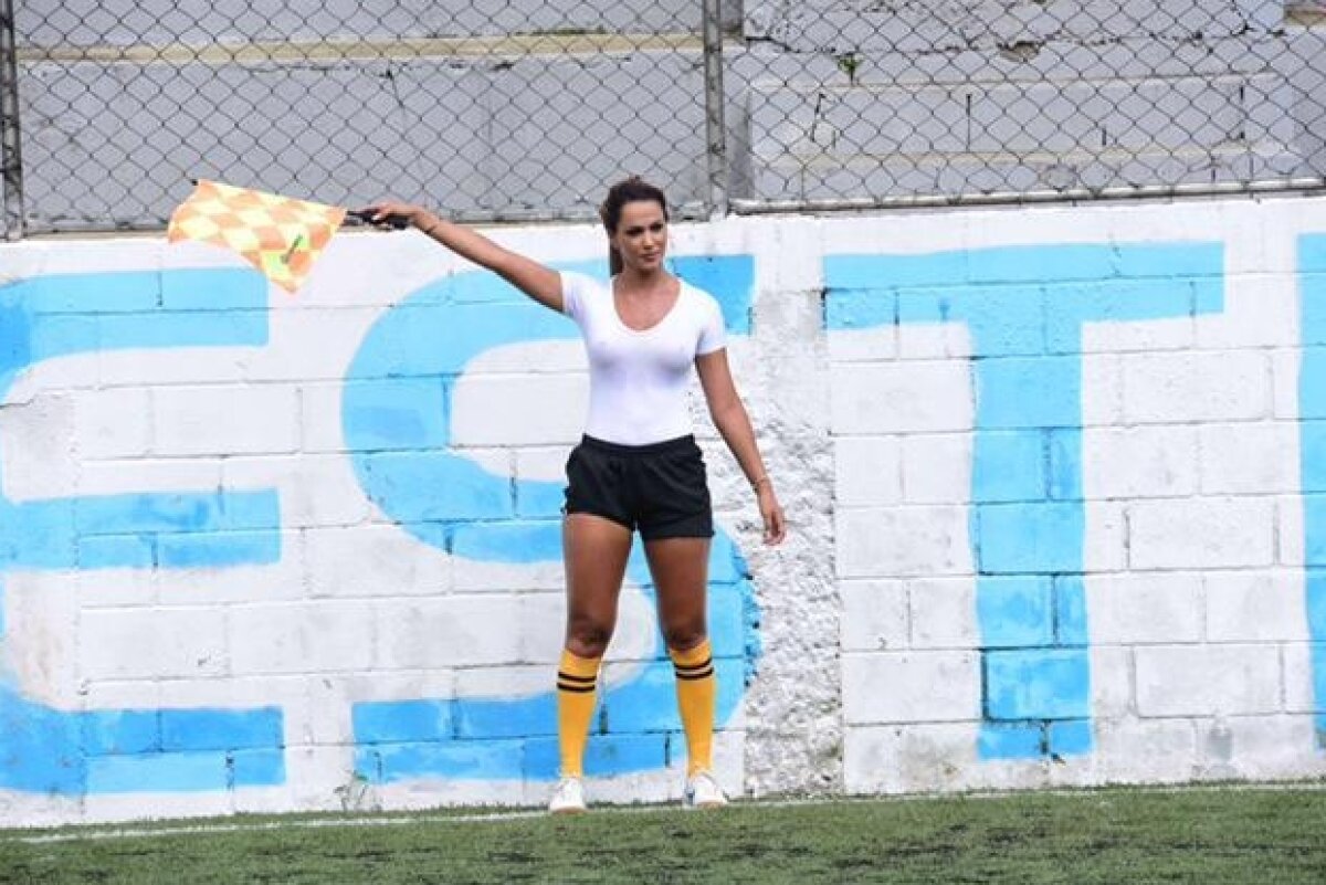 GALERIE FOTO Arbitra SEXY a înnebunit toți jucătorii! » Idee pentru LPF: cum să readuci lumea pe stadioane :D
