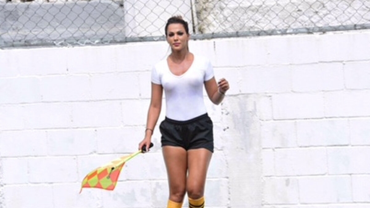 FOTO Au uitat complet de fotbal! Ce se întâmplă când ai arbitru un fotomodel