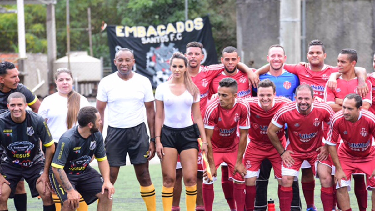 FOTO Au uitat complet de fotbal! Ce se întâmplă când ai arbitru un fotomodel