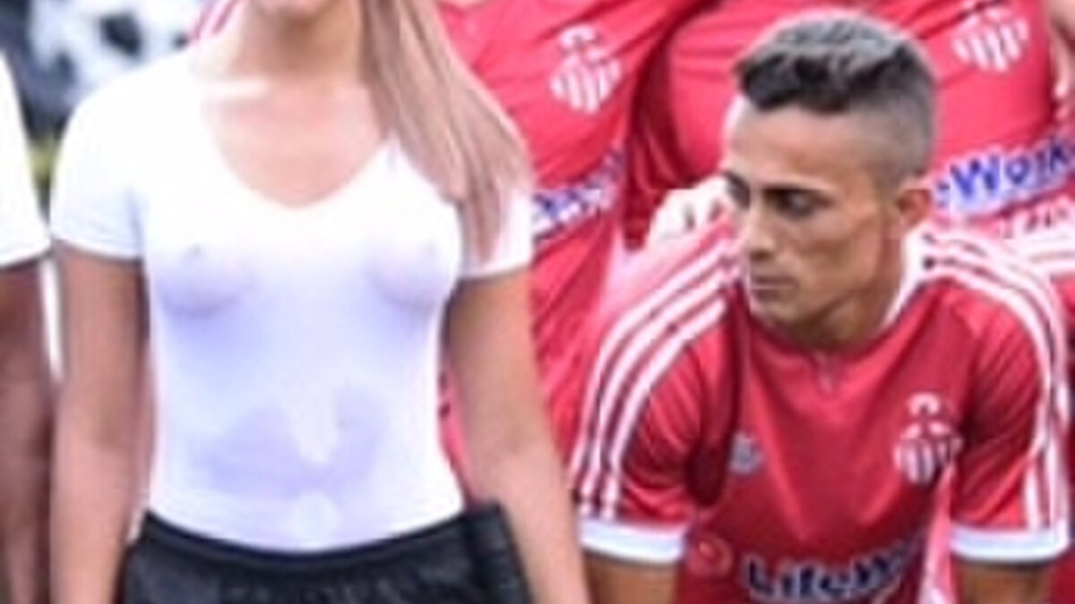 FOTO Au uitat complet de fotbal! Ce se întâmplă când ai arbitru un fotomodel