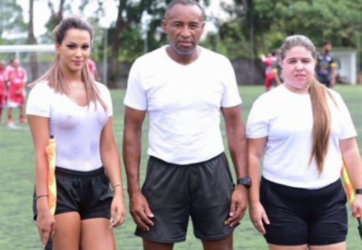 FOTO Au uitat complet de fotbal! Ce se întâmplă când ai arbitru un fotomodel