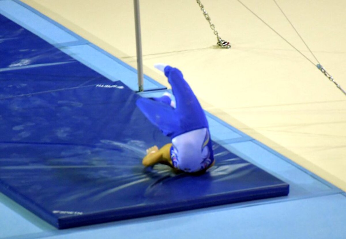 FOTO Incident în prima zi la CE de gimnastică! Un român a căzut și a fost luat de SMURD » UPDATE Care e primul diagnostic