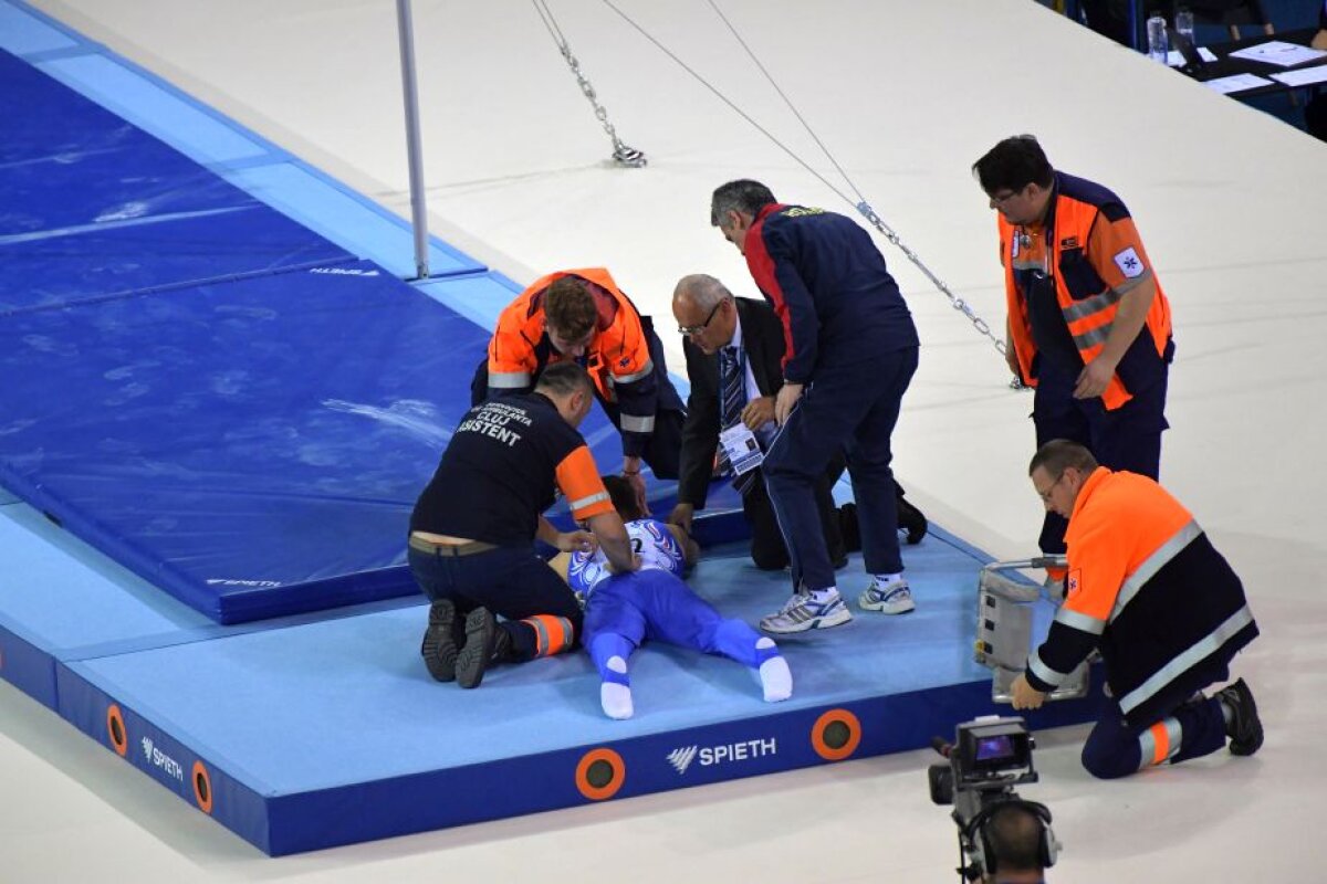 FOTO Incident în prima zi la CE de gimnastică! Un român a căzut și a fost luat de SMURD » UPDATE Care e primul diagnostic