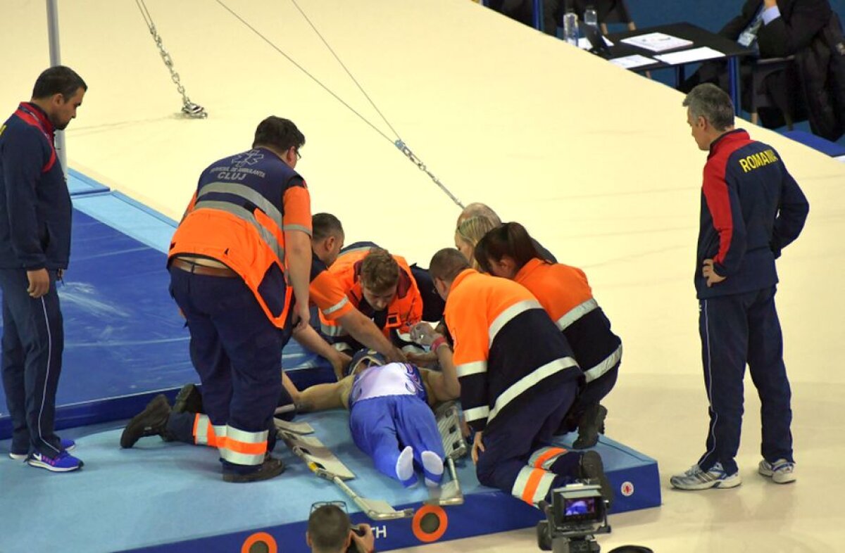 FOTO Incident în prima zi la CE de gimnastică! Un român a căzut și a fost luat de SMURD » UPDATE Care e primul diagnostic