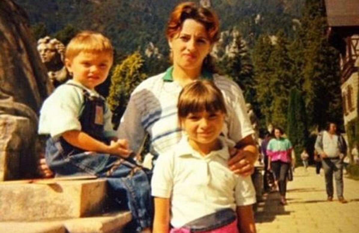FOTO Acum este o cântăreaţă celebră, dar uite cum arăta când avea doar câţiva anişori!