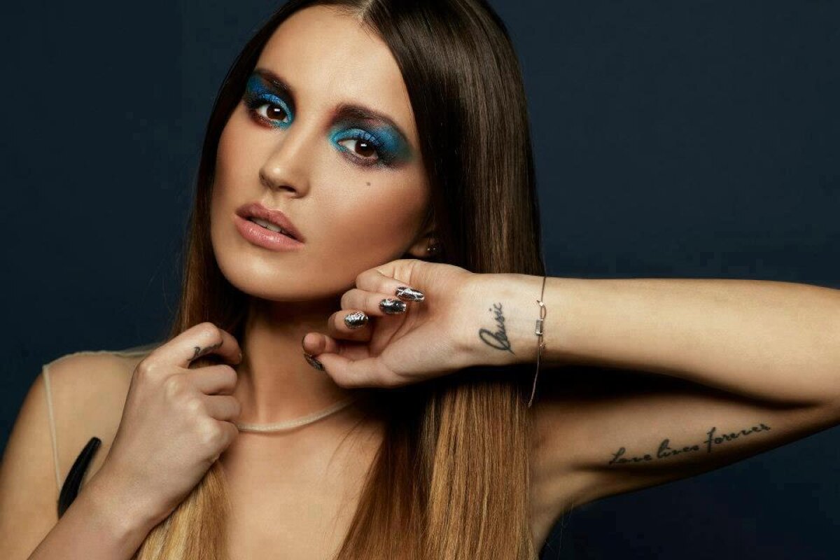 FOTO Marina îl așteaptă la Londra » Cel mai norocos portar: are o soție super sexy!