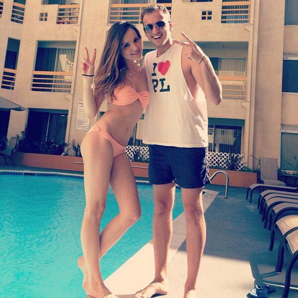 FOTO Marina îl așteaptă la Londra » Cel mai norocos portar: are o soție super sexy!