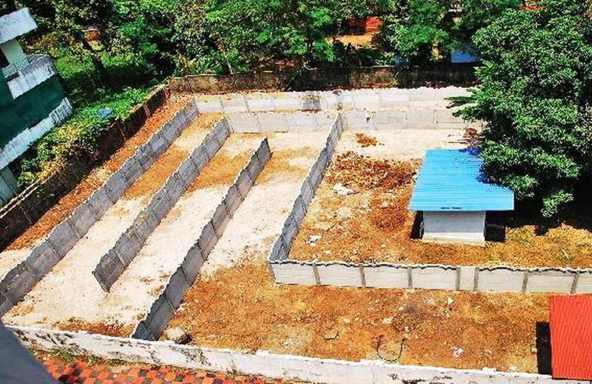 VIDEO A construit un labirint de 250 de metri în curtea barului pentru a respecta legea