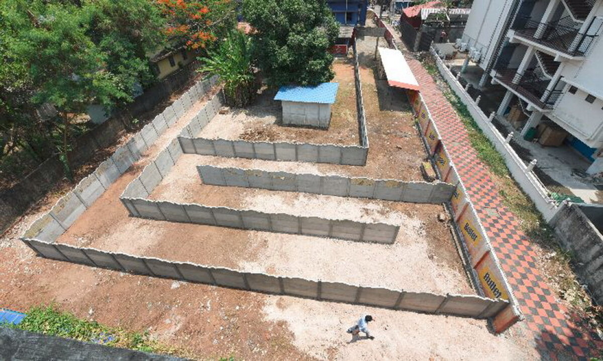 VIDEO A construit un labirint de 250 de metri în curtea barului pentru a respecta legea