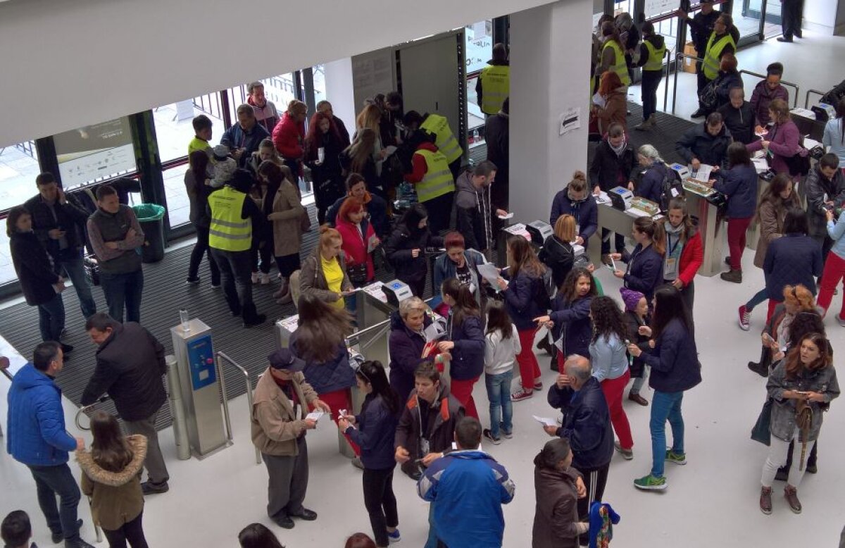 FOTO Corespondență de la Cluj-Napoca » Probleme pentru suporteri: aglomerație la intrarea în sală