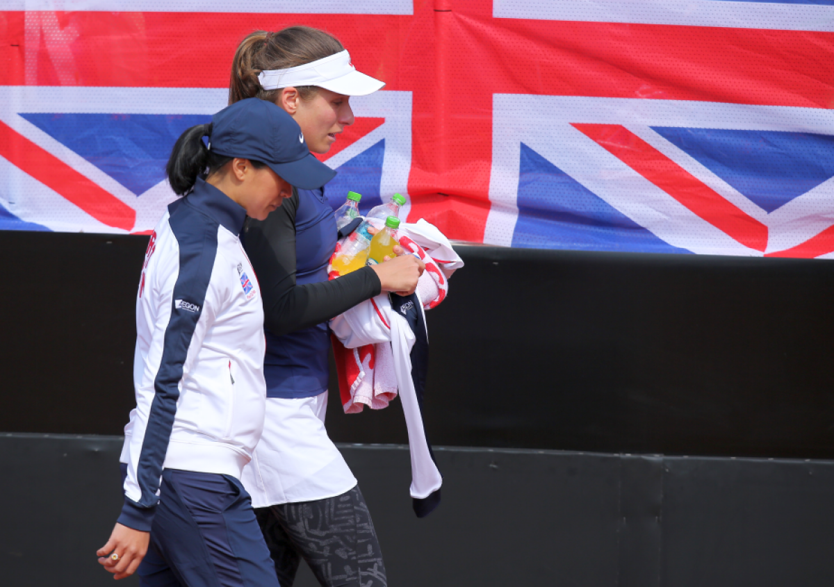 FOTO » FED Cup, România - Marea Britanie 1-1, după prima zi! Victorie pentru Halep, înfrângere pentru Cîrstea + Ilie Năstase, dat afară din arenă!