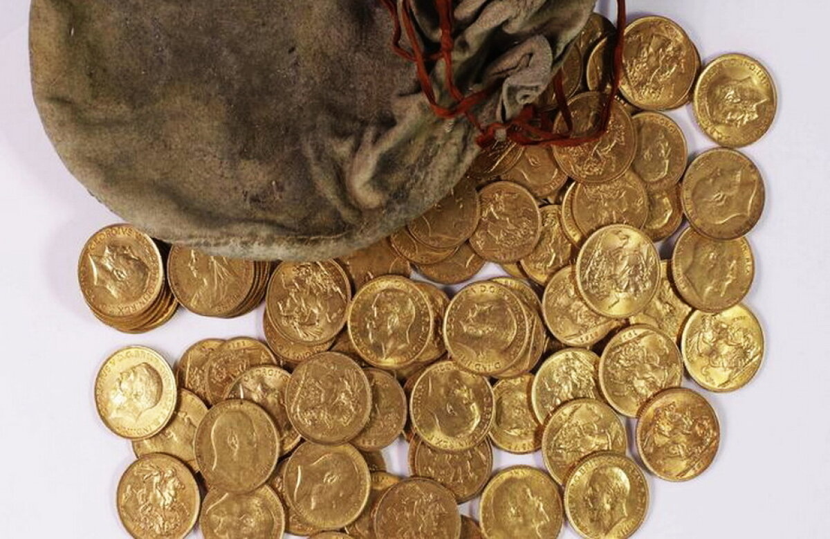 Comoara din pianină. Sute de monede de aur găsite sub clapele unei pianine