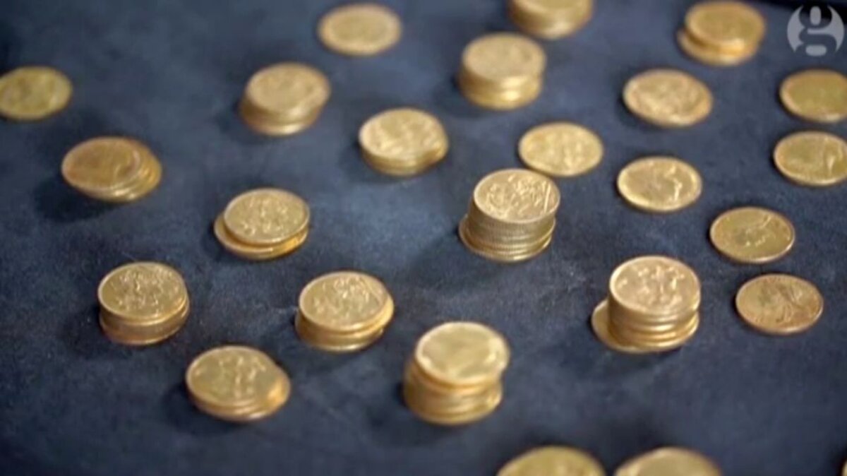 Comoara din pianină. Sute de monede de aur găsite sub clapele unei pianine